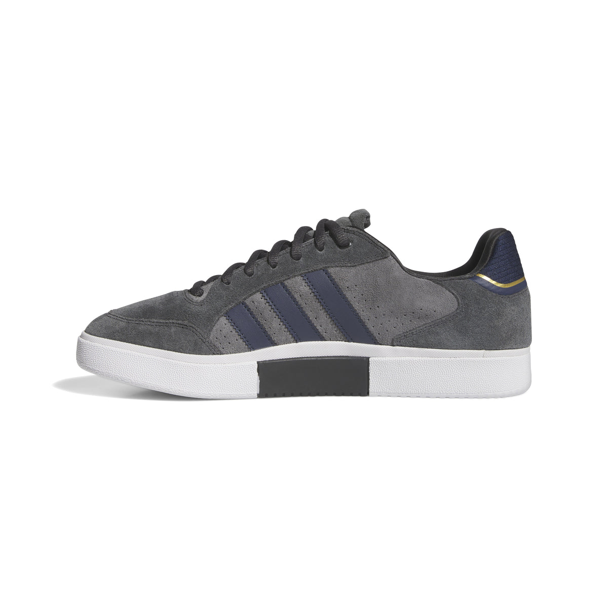 IH2253_5_FOOTWEAR_Photography_