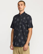 Load image into Gallery viewer, Volcom Men&#39;s Scaler Stone Woven Short Sleeve Shirt
